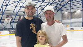 Нападающий «Вашингтона» Александр Овечкин и фигурист Евгений Плющенко с сыном Александром