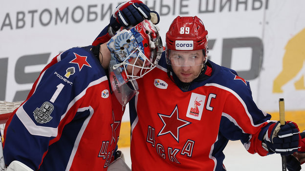 Хоккеисты ЦСКА Иван Просветов и Никита Нестеров