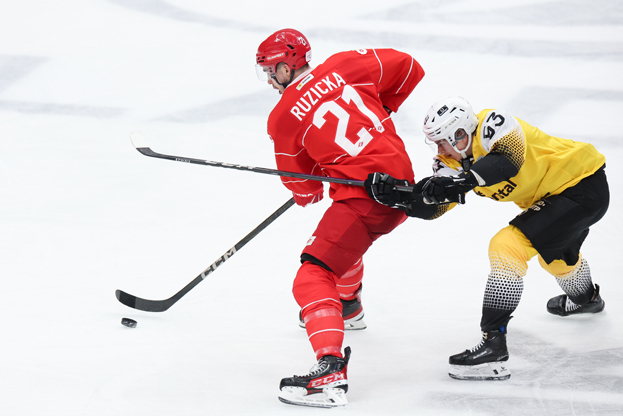 Адам Ружичка и Данил Аймурзин. Хоккеисты Адам Ружичка и Данил Аймурзин в матче «Спартак» — «Северсталь»