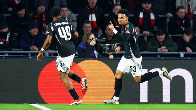 Майлс Льюис-Скелли и Итан Нванери. Футболисты «Арсенала» Майлс Льюис-Скелли и Итан Нванери