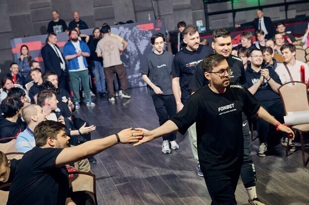 TEAM Cake выходит на сцену.