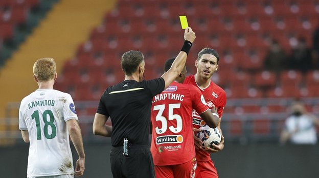 Срджан Бабич получает желтую карточку в матче «Ахмат» — «Спартак».