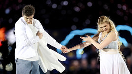 У Трусовой и Игнатова будет мальчик! Новость объявили на огромном экране в центре Москвы