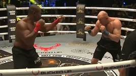 47-летний Олейник трагично дебютировал в кулачке. Ветерана страшно вырубили на глазах у Макгрегора