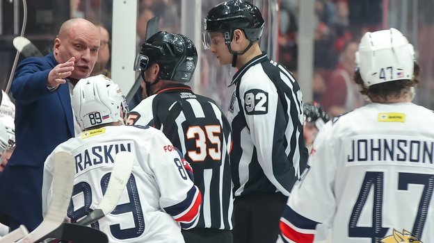 Главный тренер «Металлурга» Андрей Разин (слева) спорит с арбитрами.