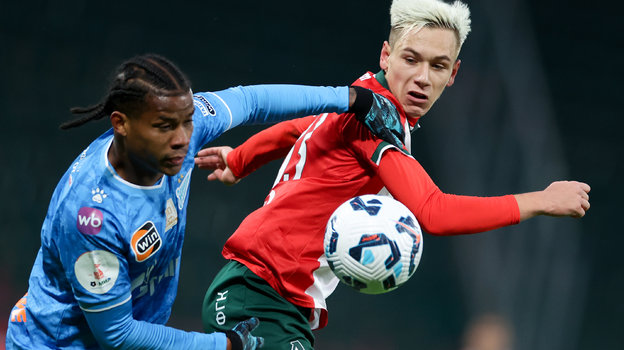 Полузащитник «Локомотива» Алексей Батраков и хавбек «Зенита» Вильмар Барриос.