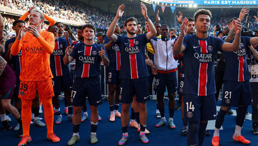 Матвей Сафонов, Хвича Кварацхелия и другие футболисты «ПСЖ» празднуют победу в чемпионате Франции.