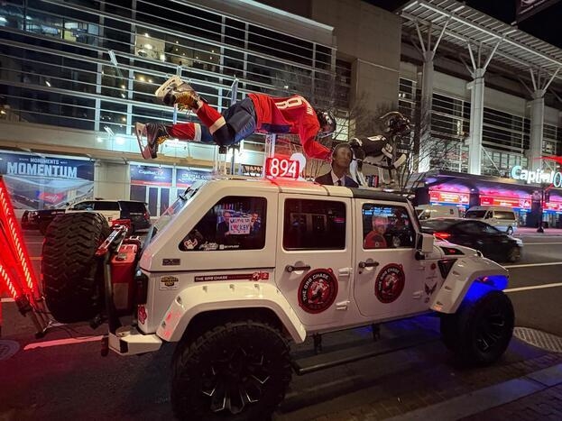 Овимобиль рядом с домашней ареной «Вашингтона».