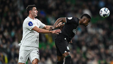 Нападающий «Краснодара» Джон Кордоба (справа) в матче против «Акрона».