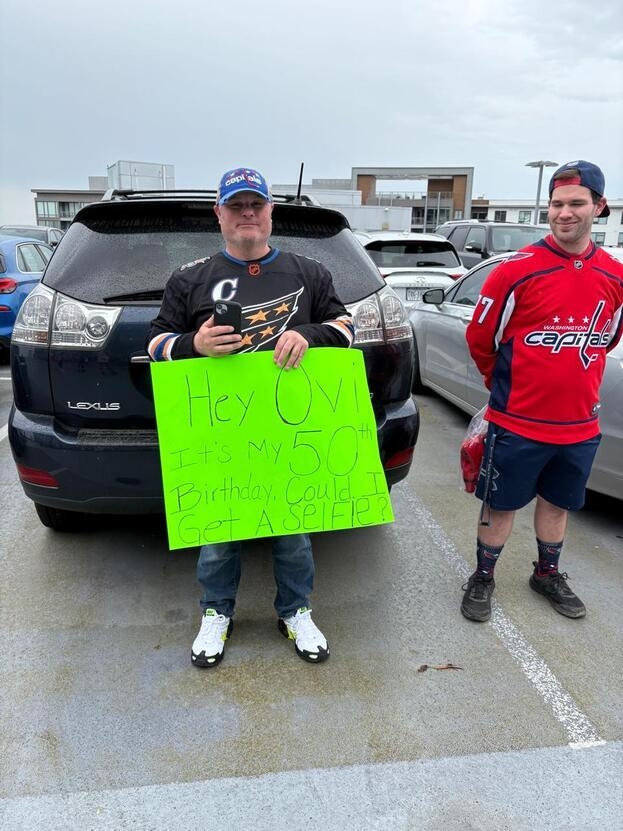 Болельщик «Вашингтона» с плакатом перед матчем «Вашингтона» с «Чикаго».