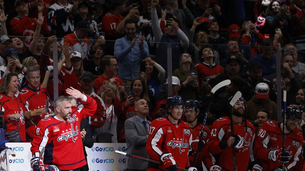 Александр Овечкин празднует 894-й гол за карьеру в НХЛ.