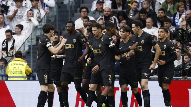 Футболисты «Валенсии» празднуют гол в ворота «Реала».