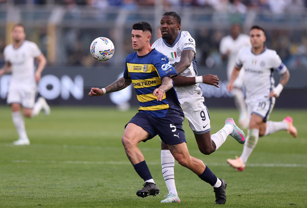 Футболист «Пармы» Лаутаро Валенти и игрок «Интера» Маркус Тюрам.