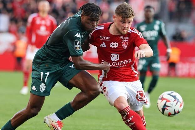 Защитник «Монако» Уилфрид Синго и полузащитник «Бреста» Уго Магнетти.