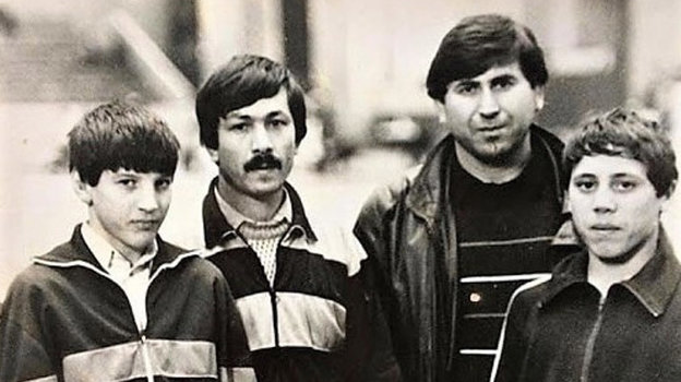 Бувайсар Сайтиев со своими первыми тренерами Султаном Гашимовым и Исхаком Ирбайхановым и своим другом Исламом Матиевым.