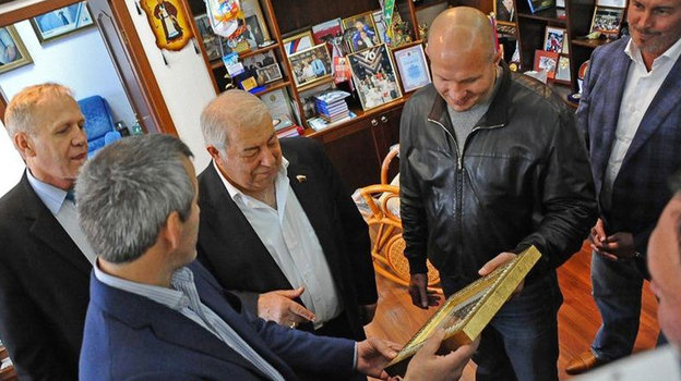 Бувайсар Сайтиев и Дмитрий Миндиашвили дарят икону Федору Емельяненко.