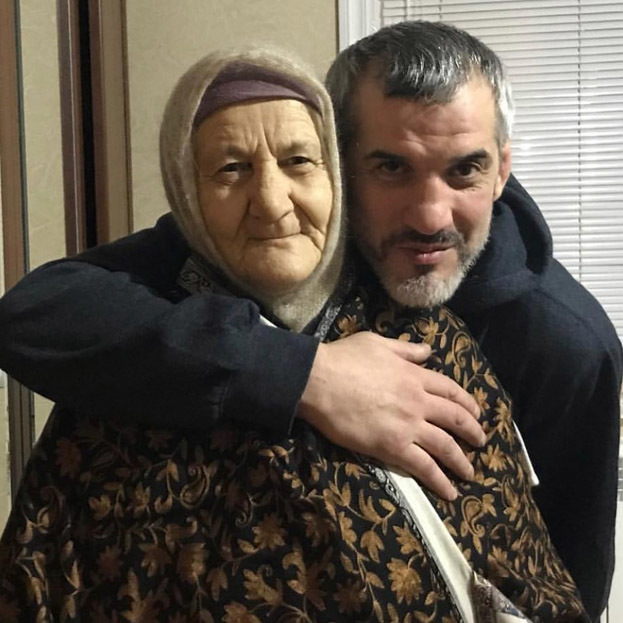 Бувайсар Сайтиев с мамой.