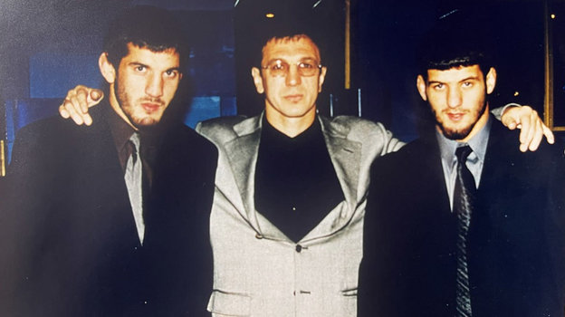 Алихан Харсиев (в центре) с Бувайсаром и Адамом Сайтиевыми.