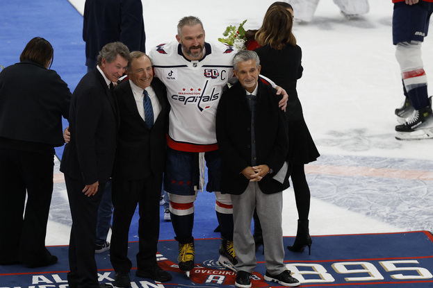 Уэйн Гретцки, комиссионер НХЛ Гэри Беттман, Александр Овечкин и владелец «Вашингтона» Тед Леонсис.