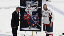 Мощная речь Овечкина, трогательное поздравление мамы и эмоции Гретцки. Что было после рекорда