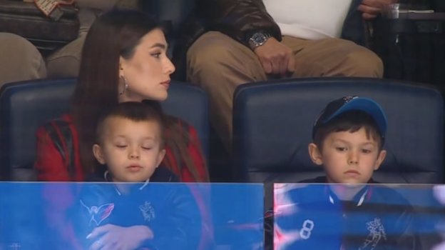 Жена Александра Овечкина Настасия и их дети Сергей и Илья на матче «Айлендерс» — «Вашингтон».