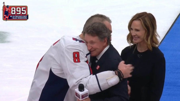 Уэйн Гретцки обнимает Александра Овечкина.