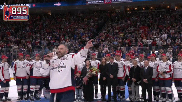 Александр Овечкин выступает с речью после рекордного гола в НХЛ.