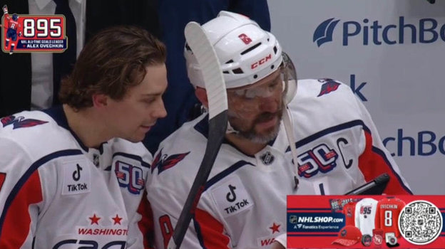 Александр Овечкин смотрит повтор своего 895-го гола в НХЛ.