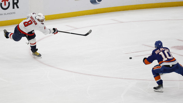 Александр Овечкин забивает 895-й гол в НХЛ.