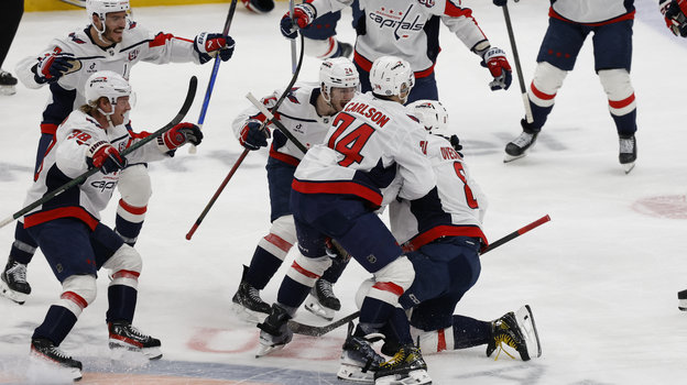 Александр Овечкин празднует свой 895-й гол в НХЛ вместе с одноклубниками.