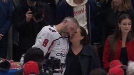 Безумие в Нью-Йорке: Овечкин благодарил русских, его дети стеснялись, а мама выступила с трогательной речью