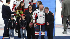 «Забьешь 900 — куплю тебе машину». Гретцки, Леброн Джеймс и другие звезды поздравили Овечкина с великим рекордом