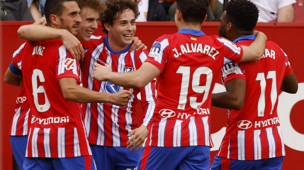 Футболисты «Атлетико» празднуют победный гол в матче с «Севильей».