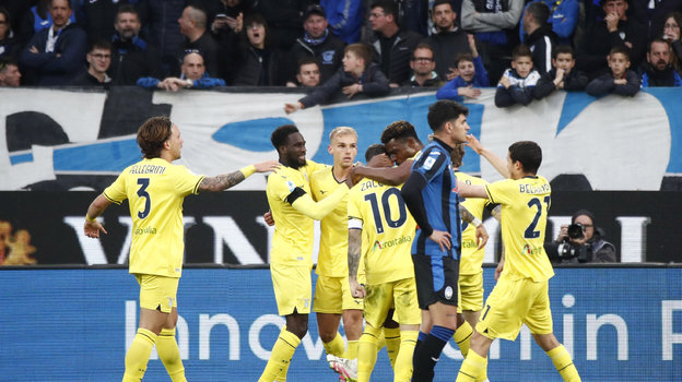 Игроки «Лацио» празднуют победу над «Аталантой».