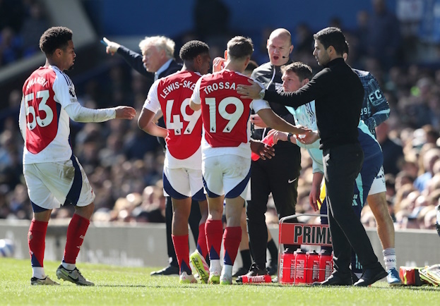 Микель Артета и футболисты «Арсенала».