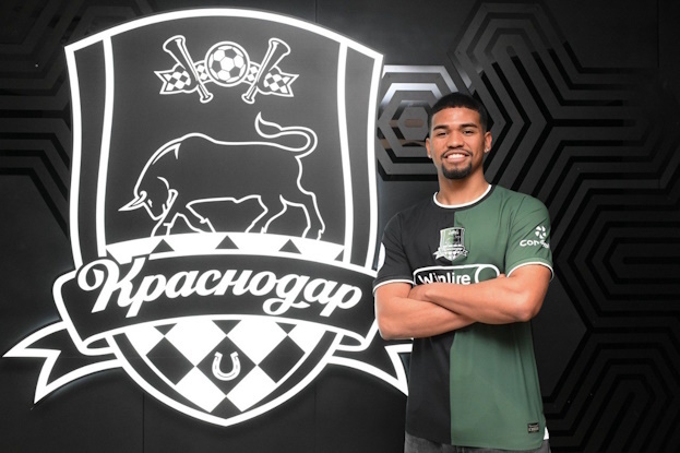 Густаво Сантос.