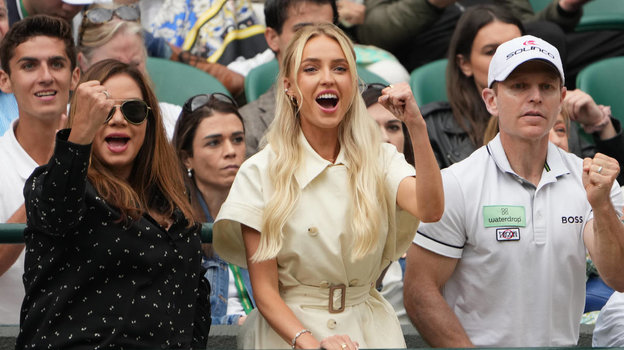 Подруга Тейлора Фритца Морган Риддл (в центре).