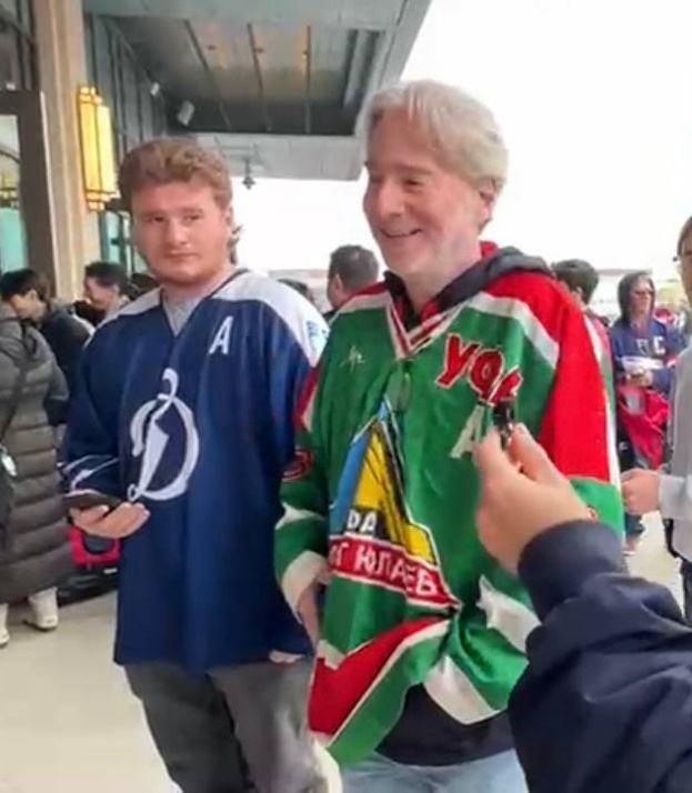 Болельщики в ретросвитерах «Динамо» и «Салавата Юлаева».