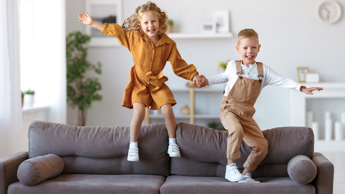Брат и сестра веселятся