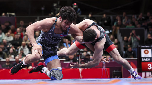 Российский борец Давид Баев (справа) в схватке против Кянана Хейбатова.
