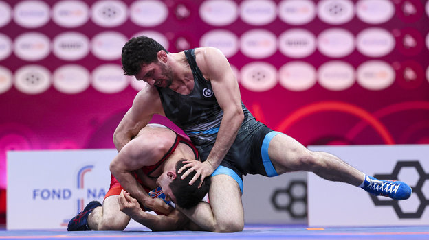 Заурбек Сидаков (справа) в схватке с Черменом Валиевым.