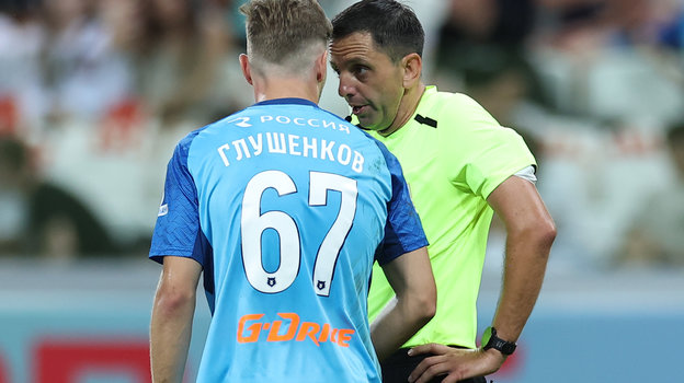 Судья Павел Кукуян и зенитовец Максим Глушенков.