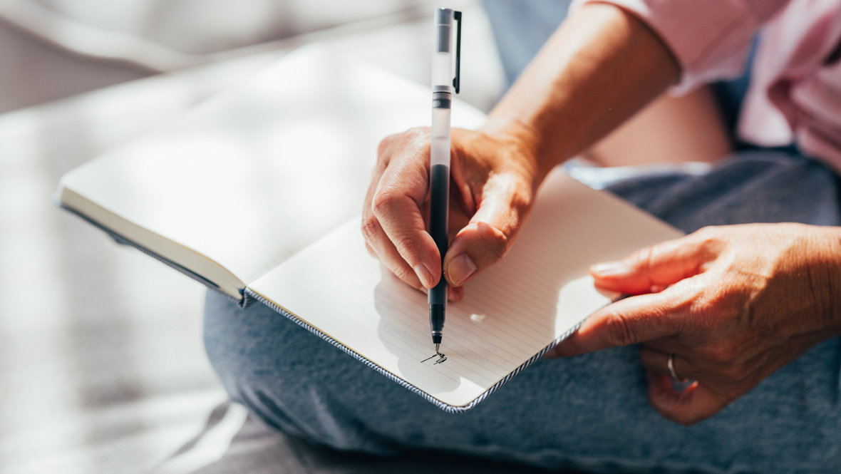 Девушка пишет цели