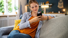 Девушка на диване