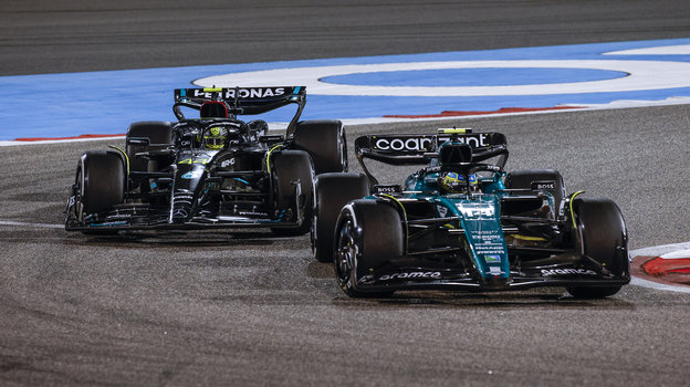 Льюис Хэмилтон (слева) атакует Фернандо Алонсо в связке 9 и 10 поворотов трассы в Сахире.