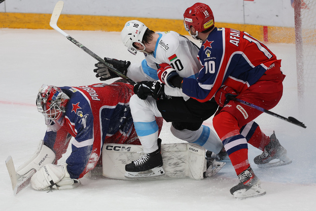 Вратарь ЦСКА Иван Просветов, защитник минского «Динамо» Николя Мелош и форвард армейцев Егор Афанасьев (слева направо).