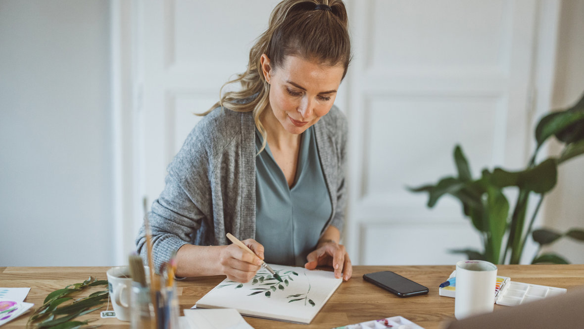 Девушка рисует