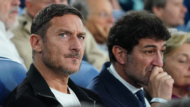 «Имея нюх на деньги, приземлился в Москве». Тотти раскритиковали на родине за поездку в Россию