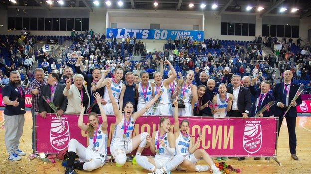 Баскетболистки, тренерский штаб и руководство курского «Динамо».