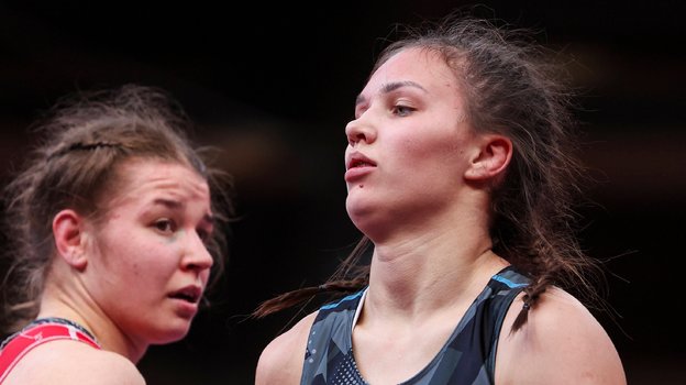 Анастасия Сидельникова (справа).